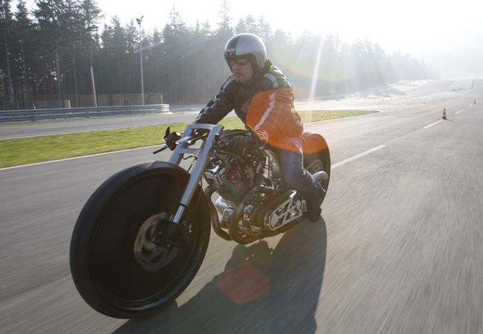 Το Morsus κατασκευάστηκε για λογαριασμό της Akrapovic από το σλοβενικό οίκο Dreamachine.