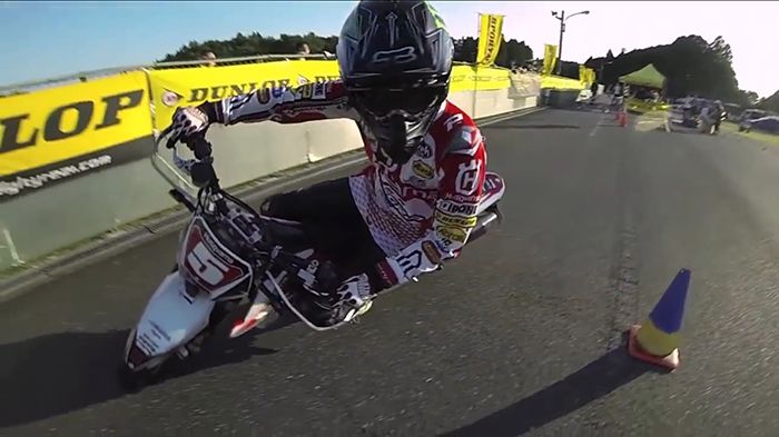 Απίστευτα πλάνα, με ένα ιδιοφυή μηχανισμό στήριξης μικροκάμερας στο κράνος.