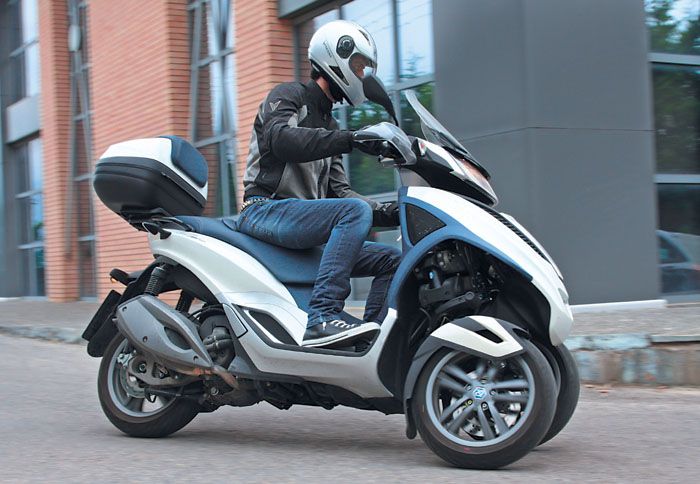 Αναλυτικότερα, βάλαμε μια ψηλότερη ζελατίνα, χούφτες στο τιμόνι και ένα top case που αυξάνει κατακόρυφα τις μεταφορικές του ικανότητες! 