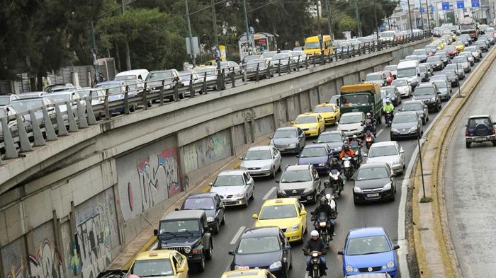 Α, τα τέλη κυκλοφορίας. Όποιος ξέχασε να τα πληρώσει, ή δεν μπόρεσε λόγω κακών καιρικών συνθηκών, έχει μέχρι τις 5 Ιανουαρίου 2015.