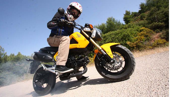 Ναι, είναι άγριο το μικρούλι, μην το βλέπετε έτσι γλυκό. Ανοίξτε το γκάζι απότομα, με τη βοήθεια του συμπλέκτη, και εκείνο αρχίζει το burnout!
