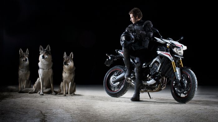 Ο Valentino Rossi και η αγέλη των λύκων. Με το Yamaha MT-09 ST, είστε έτοιμοι για νυχτερινές επιδρομές.