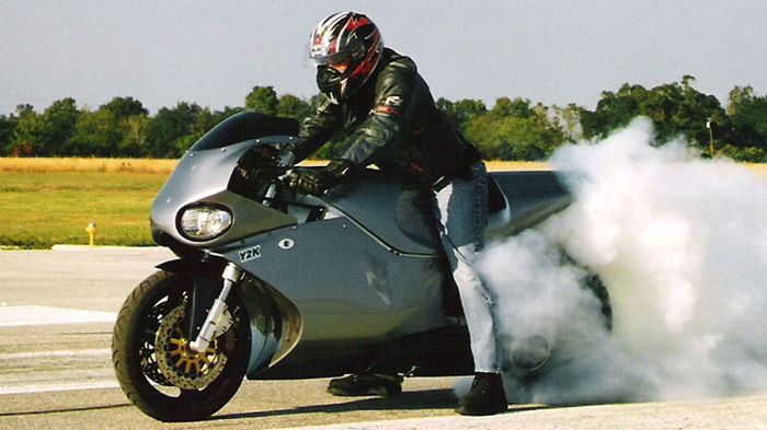 Δεν διακρίνεται για την αισθητική της η αμερικάνικη μοτοσικλέτα. Ίσως να αλλάζει φέρινγκ και για αυτό.