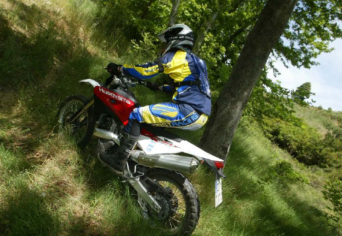 Στο χωμάτινο τερέν δεν θα νιώσετε απλά ασφάλεια, αλλά θα το διασκεδάσετε κιόλας ακόμη και όταν τα πράγματα δυσκολέψουν.