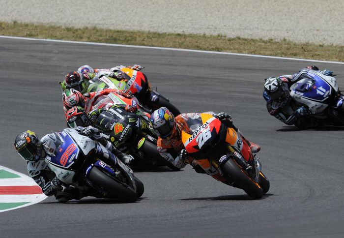 Στην πρώτη στροφή του αγώνα, ο Lorenzo βουτάει στην εσωτερική του Pedrosa, και κλέβει την πρωτοπορία.