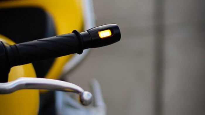 Ένα με το τιμόνι γίνονται τα φλας της MuzaMoto λόγω σχεδίασης αλλά και υλικού κατασκευής.