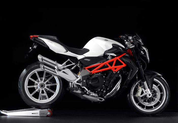 Σε τρεις διαφορετικές εκδόσεις θα είναι διαθέσιμο το MV Agusta Brutale 1090 του 2013. Η πρώτη είναι η απλή, με απόδοση 142 ίππων. 