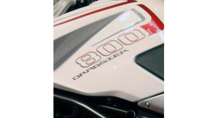 Η πρώτη φωτογραφία του MV Agusta Dragster 800 διέρρευσε στο διαδίκτυο. Ωστόσο, οι πληροφορίες που μας προσφέρει είναι σχεδόν μηδαμινές.