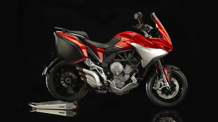 Αισθητικά δεν μας αρέσει και τόσο το μπροστινό τμήμα, αφού βαραίνει αρκετά το σύνολο. Εδώ η έκδοση Lusso με τον έξτρα εξοπλισμό.