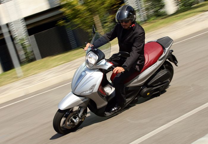 Οι νέοι χρωματικοί συνδυασμοί είναι ο πρώτο στοιχείο που προδίδει το Beverly SportTouring 350.