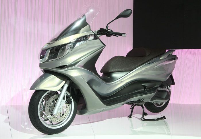 H νέα ναυαρχίδα της Piaggio στα GT scooter ξεχωρίζει για την αισθητική και την τεχνολογία της.