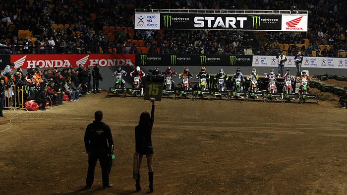 Με κυρίαρχο στοιχείο την δυναμική εμφάνιση νεαρών αθλητών, το Monster Energy Athens Supercross ξεσήκωσε περισσότερους από 12.000 θεατές.