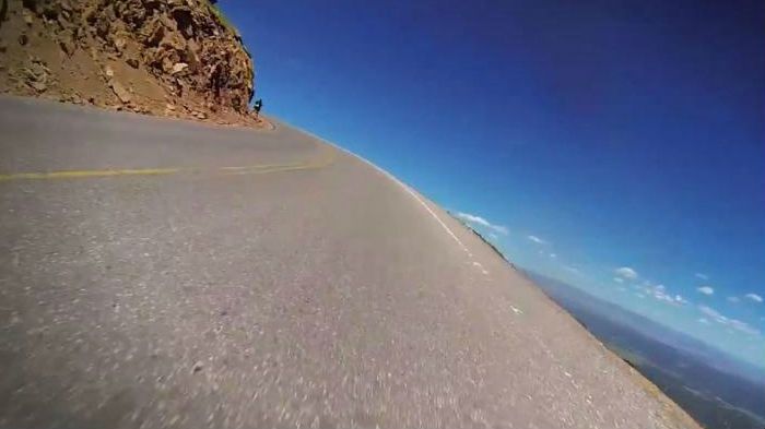 Πάνω στο Kawasaki Ninja ZX-10R o Jeremy Toye κατακτά την νίκη στην κατηγορία open. Εδώ, ο γύρος του από onboard κάμερα.