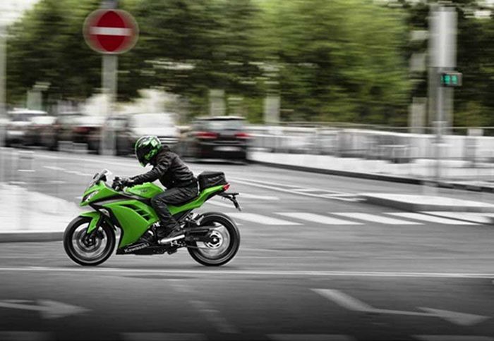 Η Kawasaki παρουσίασε επίσημα φωτογραφίες και στοιχεία για το νέο Ninja 300R.