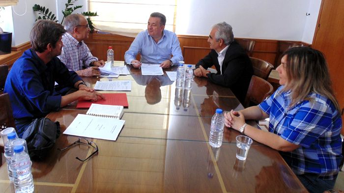 ο Αντιπεριφερειάρχης, ο διευθυντής τεχνικών έργων, η προϊσταμένη του τμήματος συγκοινωνιακών έργων, και ο εκπρόσωπος της κατασκευαστικής.