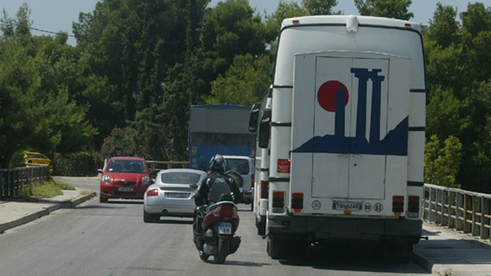 Όταν ένα ογκώδες όχημα (φορτηγό, λεωφορείο) βρίσκεται σταθμευμένο δεξιά, έχετε πάντα το νου σας για «κρυμμένους» πεζούς που μπορεί να διασχίσουν το δρ