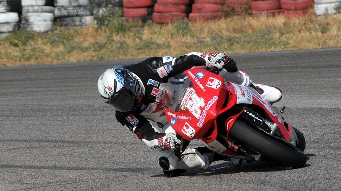 Ο Γιώργος Παπασταύρου αγωνίστηκε με μια μοτοσικλέτα παραγωγής Ducati Panigale 1199S, για την κλειστή πίστα των Μεγάρων.