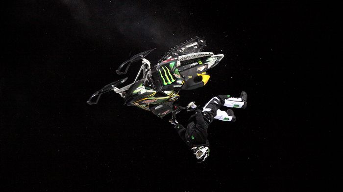 Τι κάνει ο άνθρωπος! Απίστευτο κόλπο με Snowmobile!