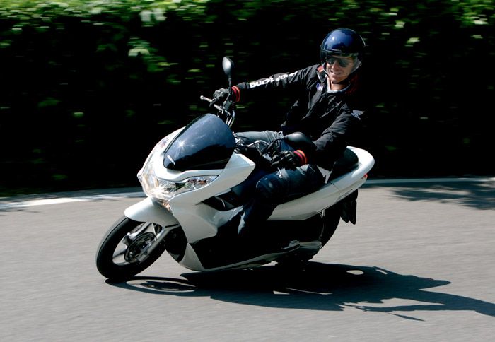 Δίσκος διαμέτρου 220 χλστ. και τριπίστονη δαγκάνα για τον εμπρός τροχό του PCX ο οποίος συνδυάζεται με το πίσω ταμπούρο των 130 χάρη στο CBS της Honda