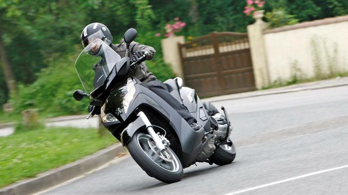 Τα scooter της οικογένειας Geopolis ξεχωρίζουν τόσο για τις επιδόσεις και την σύγχρονη εμφάνισή τους, όσο και για τον καλά μελετημένο εξοπλισμό τους.