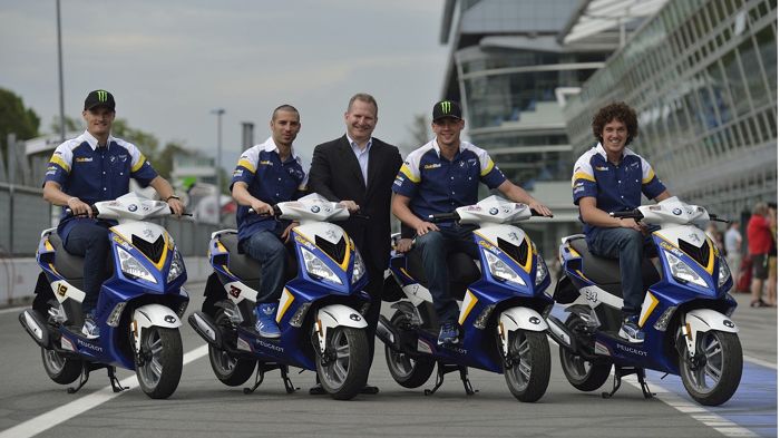 Οι αγωνιζόμενοι της BMW Motorrad σε Superbike και Superstock θα μετακινούνται εντός της πίστας με τα Peugeot Speedfight 3 50, για τρίτη συνεχόμενη χρο