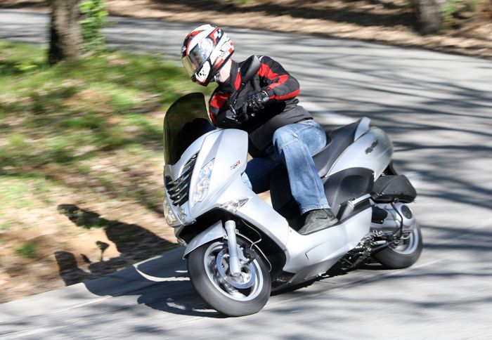 To νέο Citystar 125 της Peugeot διατίθεται ήδη στο δίκτυο της Τεομότο και κοστίζει 3.450 ευρώ.