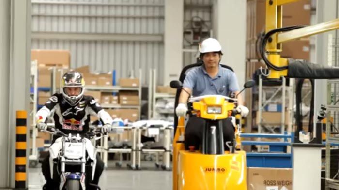 Ο Chris Pfeiffer επισκέφθηκε το εργοστάσιο της BMW στη Μπανγκόκ της Ταϊλάνδης, στη σέλα ενός BMW F 800 R. 