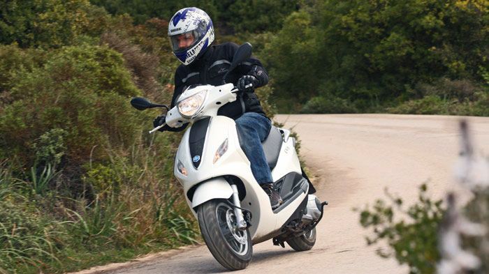 Σε μειωμένη τιμή προσφέρει η Piaggio Hellas το compact και ευέλικτο αστικό πασπαρτού Fly 125 3V κάνοντας την απόκτησή του ακόμη πιο προσιτή.