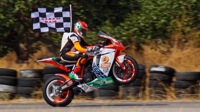 Πολύ δυνατός ο Πίππος στον 3ο αγώνα του Πανελλήνιου Πρωταθλήματος Ταχύτητας, πήρε άξια τη νίκη, καβάλα στο ΚΤΜ RC8 R.