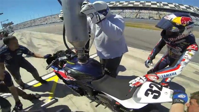 Η μοτοσικλέτα της RoadRace Factory στον αγώνα Daytona 200 ολοκλήρωσε το pit stop της σε λιγότερο από 30 δευτερόλεπτα, χάρη στους τρομερά γρήγορους τεχ