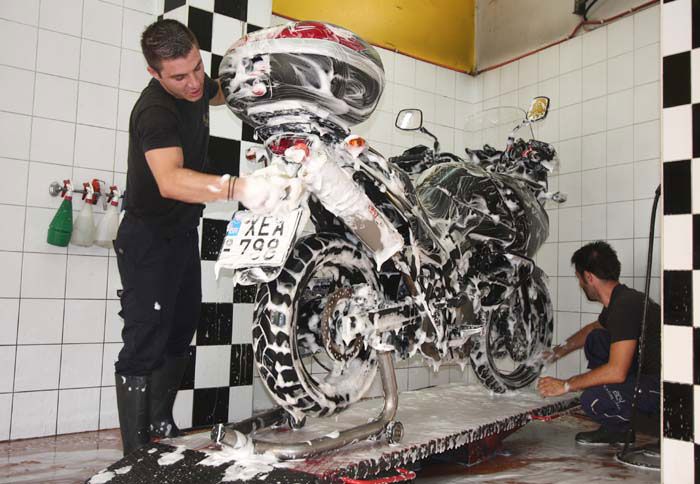 Με μαλακό σφουγγάρι, τρίβουμε όλες τις επιφάνειες, εστιάζοντας στα σημεία που υπάρχει επιπλέον βρωμιά.
