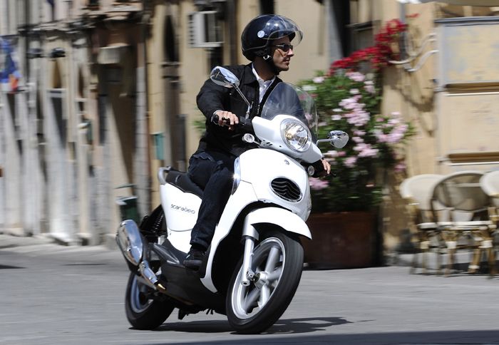 Το Aprilia Scarabeo 200i συνδυάζει τα μεστά 200 κυβικά, τις 16 ίντσες στους τροχούς, και διαθέτει και δυο χάρτες ανάφλεξης, για sport χρήση, ή για οικ