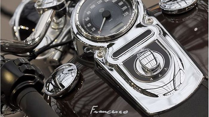 H Harley-Davidson με το ρεζερβουάρ της υπογεγραμμένο από τον Πάπα.