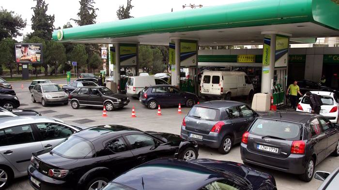 Το πρόστιμο θα ανέρχεται στα 100.000 ευρώ ενώ θα αφαιρείται και η άδεια λειτουργίας του πρατηρίου, σε περίπτωση παράβασης.