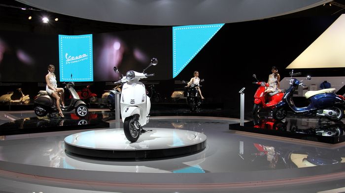 Το αστέρι της Vespa, η νέα Primavera. Λίγο πιο δίπλα, βρισκόταν και το premium scooter 946.