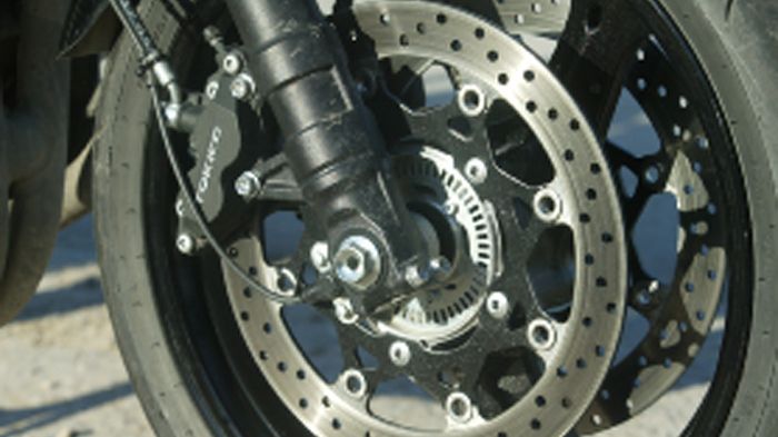 Αν νιώθετε δονήσεις στο λεβιέ του φρένου, μάλλον το πρόβλημα εντοπίζεται στη δισκόπλακα, η οποία έχει στραβώσει.