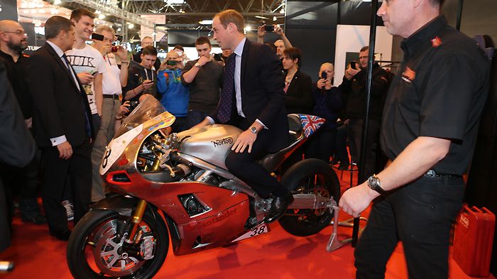 Για πρώτη φορά ο πρίγκιπας William επισκέφτηκε την έκθεση μοτοσικλέτας του Birmingham.
