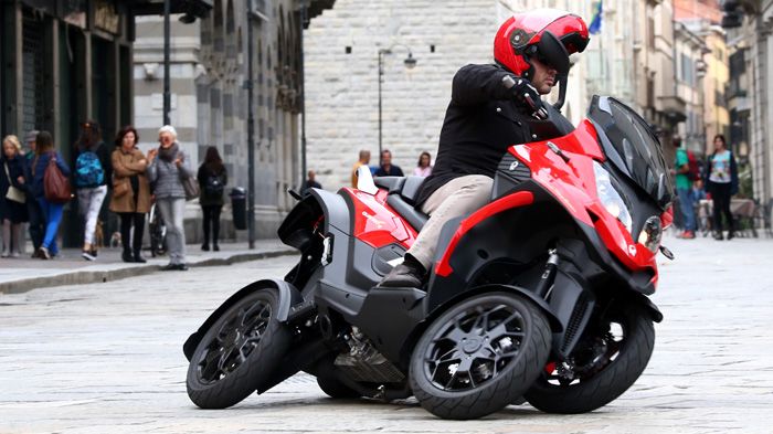Εκπληκτικές κλίσεις, που κάνουν το 4τροχο scooter 4D της Quadro να δείχνει... πεσμένο στο πλάι! Καιρό το περιμέναμε, επιτέλους βγαίνει στην παραγωγή.