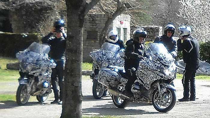 Οχι μία αλλά τρείς νέες τουριστικές μοτοσικλέτες με υγρόψυκτο boxer εθεάθησαν να δοκιμάζονται σε δημόσιο δρόμο.