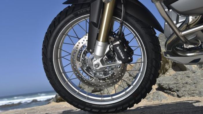 Νέες δαγκάνες μονομπλόκ από την Brembo αλλά και ABS στον βασικό εξοπλισμό για το νέο R 1200 GS.