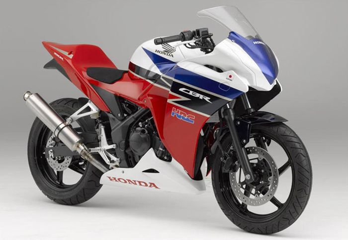 Με το race kit που δημιούργησε η Honda το CBR250R, πέρα από πιο όμορφο γίνεται και πιο γρήγορο, χάρη στη νέα εξάτμιση αλλά και την νέα μονάδα ECU.