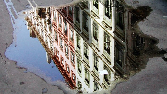 Οι λιμνούλες στο δρόμο μπορεί να κρύβουν λακκούβες. Δείξτε προσοχή!