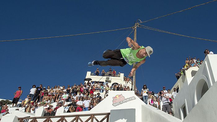 Για άλλη μια φορά οι αθλητές του freerunning εντυπωσίασαν το κοινό που βρέθηκε στη Σαντορίνη με τις ικανότητές τους.