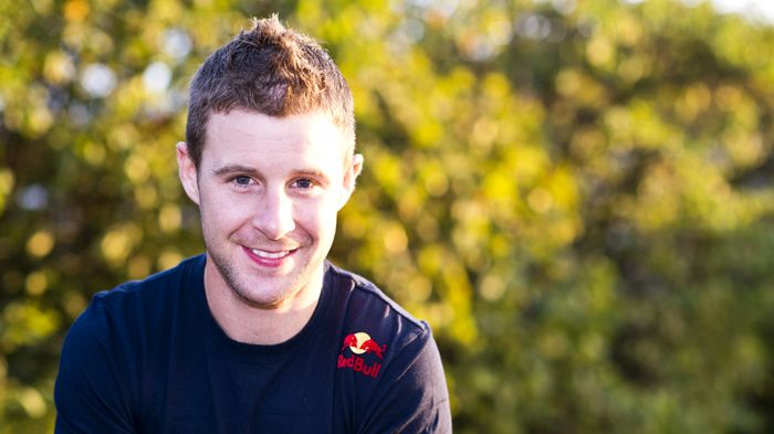 Στην Kawasaki Racing Team προσχώρησε επίσημα για τη σεζόν WSBK 2015 ο Jonathan Rea, δίπλα στον Tom Sykes. Δυο Βρετανοί στην ίδια ομάδα, έτοιμοι για όλ