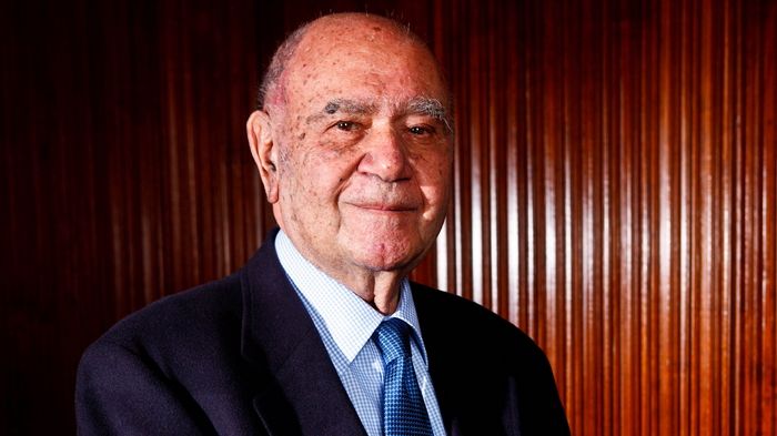 Ο Τάκης Σαρακάκης, υπήρξε σεμνός, μετριοπαθής, οργανωτικός και μετέδιδε πνεύμα εργατικότητας και ευθύνης στα στελέχη του.
