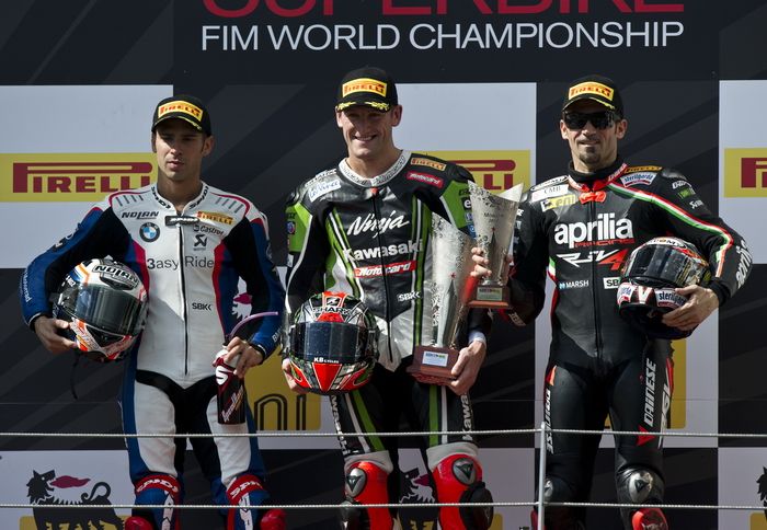 Οι 3 αναβάτες εδώ, αναμένεται να πρωταγωνιστήσουν και το 2013. Ο Melandri με BMW, ο Sykes με Kawasaki, και ο πρωταθλητής Biaggi με Aprilia.