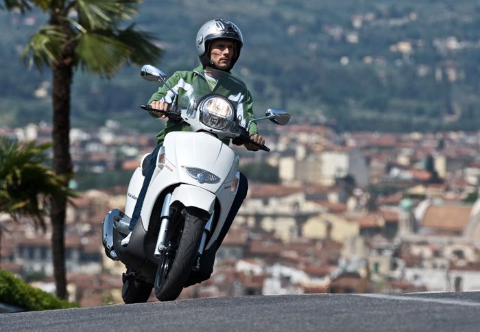 Το Aprilia Scarabeo 300 διατίθεται πλέον σε τιμή προσφοράς και είναι φθηνότερο κατά 360 ευρώ. 