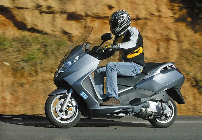 Ο κινητήρας του Peugeot Satelis είναι διαμάντι και η οδική του συμπεριφορά ό,τι πρέπει για τους μη μυημένους, ώστε να τους παρέχει φιλικό προφίλ.