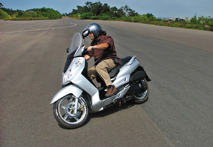 H ισχύς 24 ίππων του SYM Citycom 300i και η ροπή που αγγίζει τα 2,4 kgm του χαρίζουν μια θέση στη λίστα με τα ισχυρότερα μοντέλα της κατηγορίας.