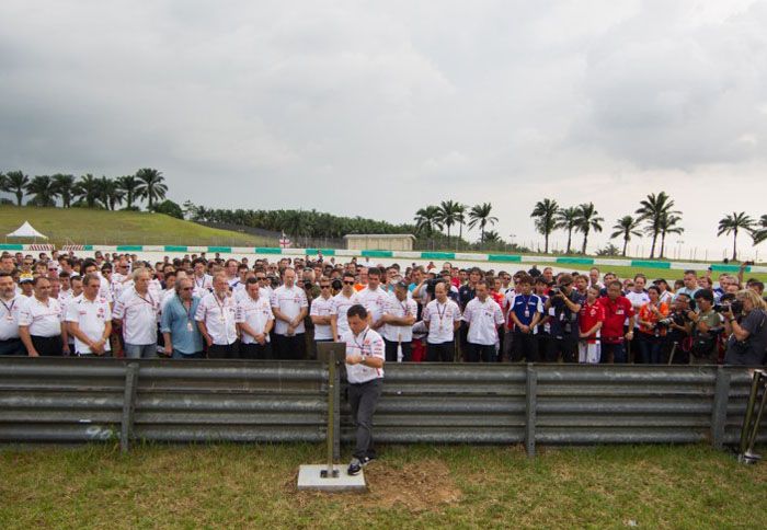 Με πρωτοβουλία του Fausto Gresini, τοποθετήθηκε μία μόνιμη πλάκα, ένα μνημείο, που θα θυμίζει πάντα το τραγικό δυστύχημα του Simoncelli.